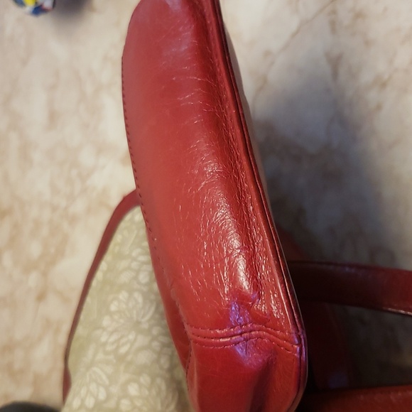 HOBO cherry red vintage style flap clousure crossbody bag - Picture 6 of 7